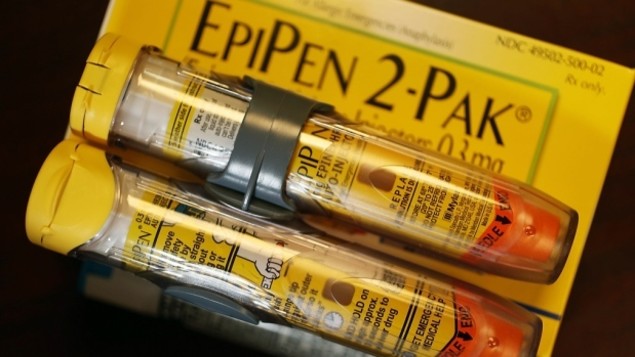 Un emballage de deux auto-injecteurs d'épinéphrine de marque Epipen.