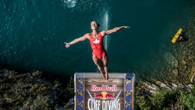 La plongeuse Lysanne Richard s'élance d'une plateforme de 21 mètres à Sisikon en Suisse.