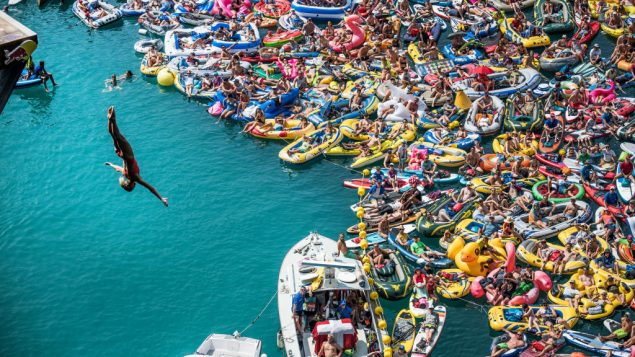 La Canadienne Lysanne Richard plonge vers l'or devant une foule sur des bateaux en Suisse.
