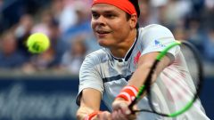 Le Canadien Milos Raonic frappe une balle durant son match contre Goffin à Toronto.