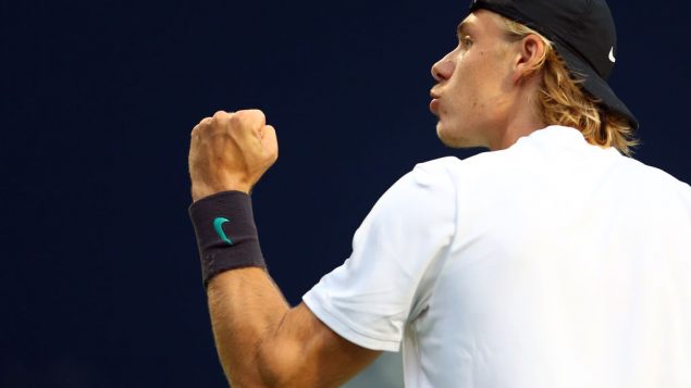 Denis Shapovalov brandit son poing sur un coup gagnant contre Jérémy Chardy.