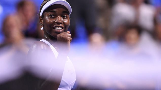 Franc¸oise Abanda est tout sourire après avoir battu la Belge Kirsten Flipkens.