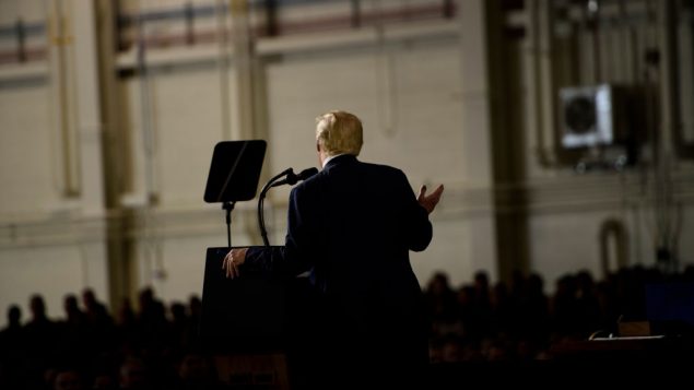 Le président américain, Donald Trump, s'adresse à des militaires à Fort Drum dans l'État de New York.