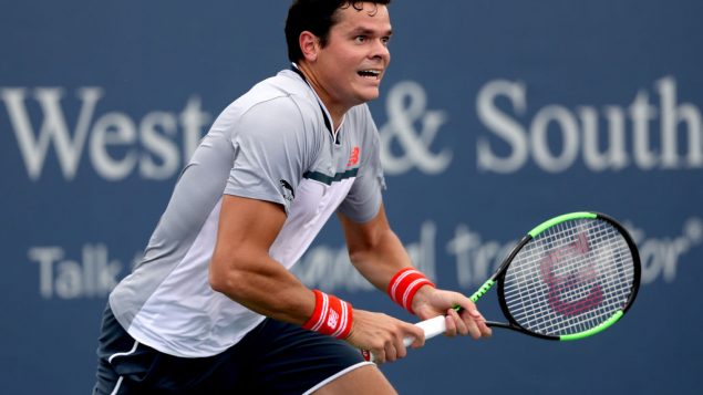 Milos Raonic en déplacement pour contrer une balle de Denis Shapovalov.