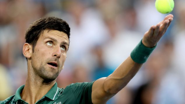 Le joueur de tennis serbe Novak Djokovic s'apprête à servir contre Grogor Dimitrov à Cincinnati.