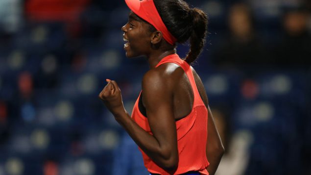 Françoise Abanda ferme son poing pour célébrer un beau coup lors de la Coupe Rogers en 2017 à Toronto.