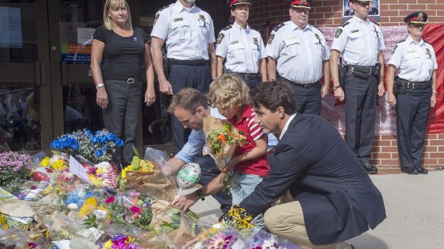Des fleurs sont déposées par Justin Trudeau et son fils au mémorial des victimes de la fusillade de Fredericton.