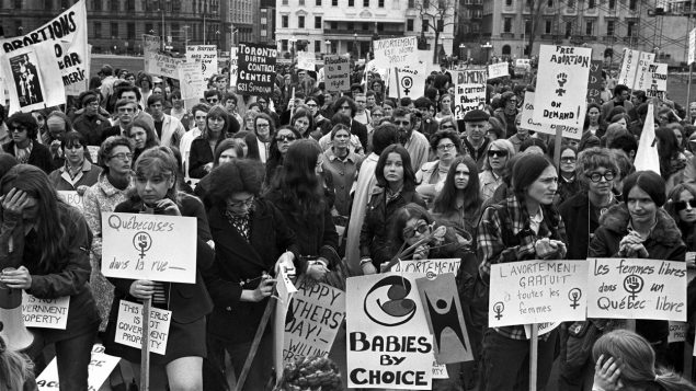 Des femmes marchent dans la rue pour défendre l'accès à l'avortement.