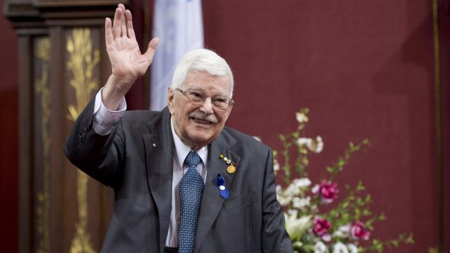 Paul Gérin-Lajoie salue les personnes présntes lors d'une remise de prix à l'Assemblée nationale du Québec.