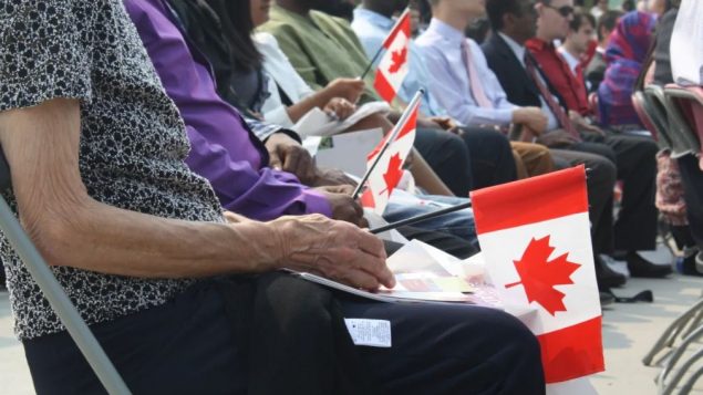 Un résident permanent peut devenir citoyen canadien après quelques années et acquérir le droit de vote - CBC