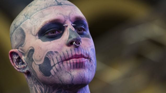 Le visage tatoué de Rick Genest connu mondialement sous le nom « Zombie Boy »
