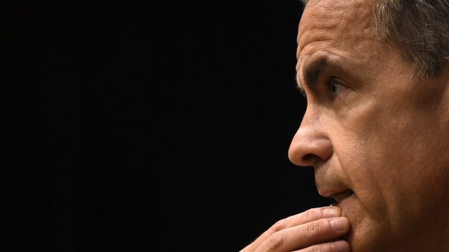 Mark Carney regarde devant lui l'air pensif