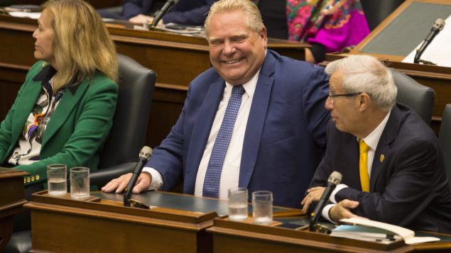 Doug ford sourit lors d'une séance spéciale de la législature ontarienne.