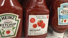 Deux bouteilles de ketchup, une de marque Heinz, l'autre « Le Choix du Président ».