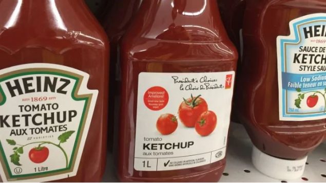 Deux bouteilles de ketchup, une de marque Heinz, l'autre « Le Choix du Président ».