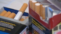 Deux paquest de cigarettes bien en vue.
