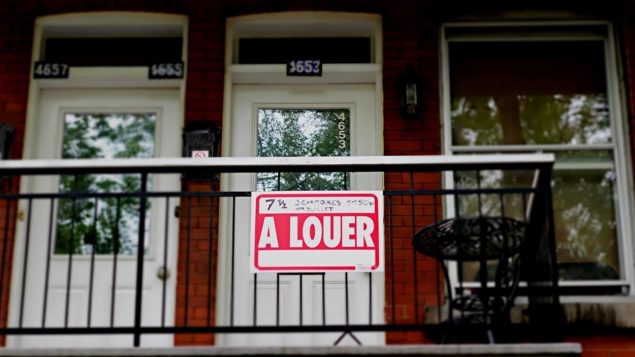 Un enseigne pour pour un appartement à louer au balcon d'un immeuble.