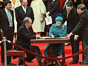 Signature de la Constitution canadienne par la reine Elizabeth II à Ottawa, le 17 avril 1982, en présence du premier ministre Pierre Trudeau Photo: La Presse canadienne / Stf-Ron Poling