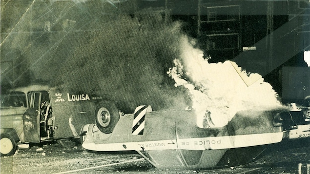 Une voiture de police en feu lors de la crise d'octobre/Radio Canada