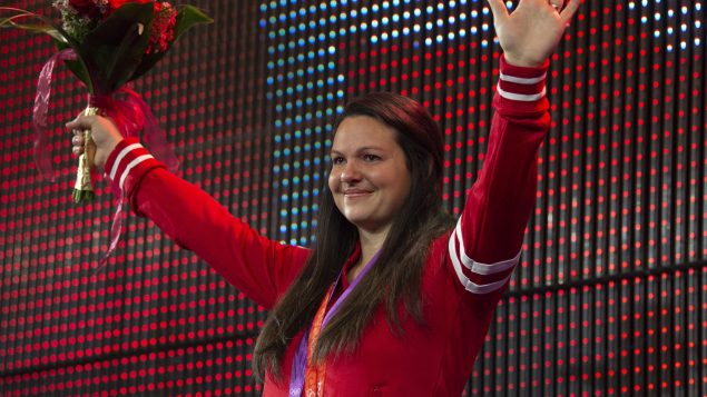L'haltérophile Christine Girard avec ses deux médailles olympiques au cou à Ottawa.