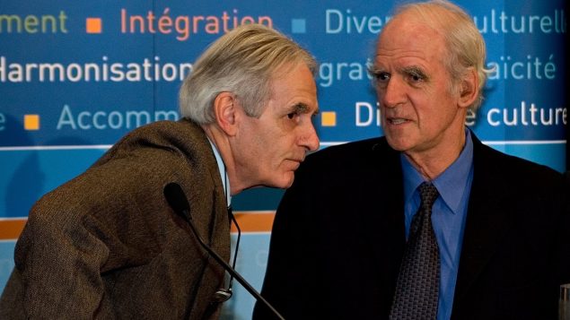 Gerard Bouchard (à gauche) et Charles Taylor les deux co-présidents de la Commission sur les accommodements raisonnables accordés aux minorités culturelles et religieuses. - Photo : Jacques Boissinot/La Presse Canadienne