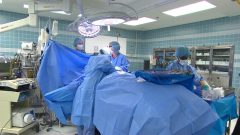 Un patient subit une intervention chirurgicale dans une salle d'opération.