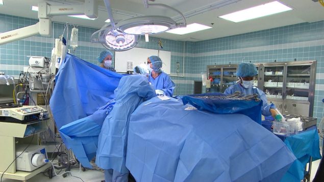 Un patient subit une intervention chirurgicale dans une salle d'opération.