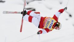 Mikaël KIngsbury en plein saut de ski acrobatique.