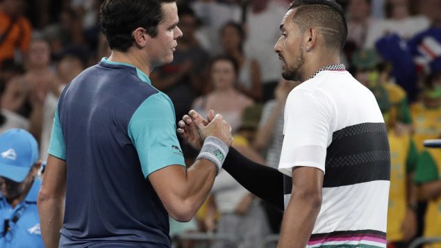 Milos Raonic et Nick Kyrgios se serrent la main après la victoire du Canadien à Melbourne en Australie.