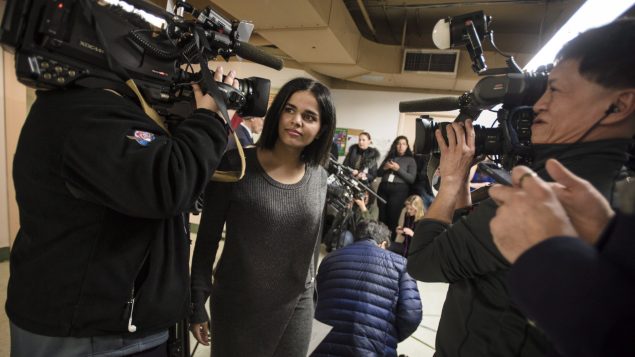 La jeune Saoudienne Rahaf Mohammed après sa conférence de presse à Toronto.