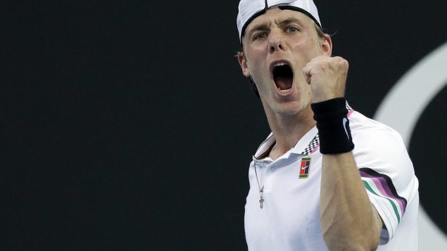 Denis Shapovalov célèbre un beau coup à Melbourne en Australie.