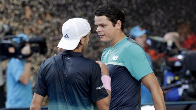 Milos Raonic serra la main de Lucas Pouille à Melbourne.