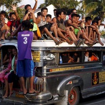 En mission humanitaire - Épisode 3 : En mission, elle goûte aux piments des Philippines