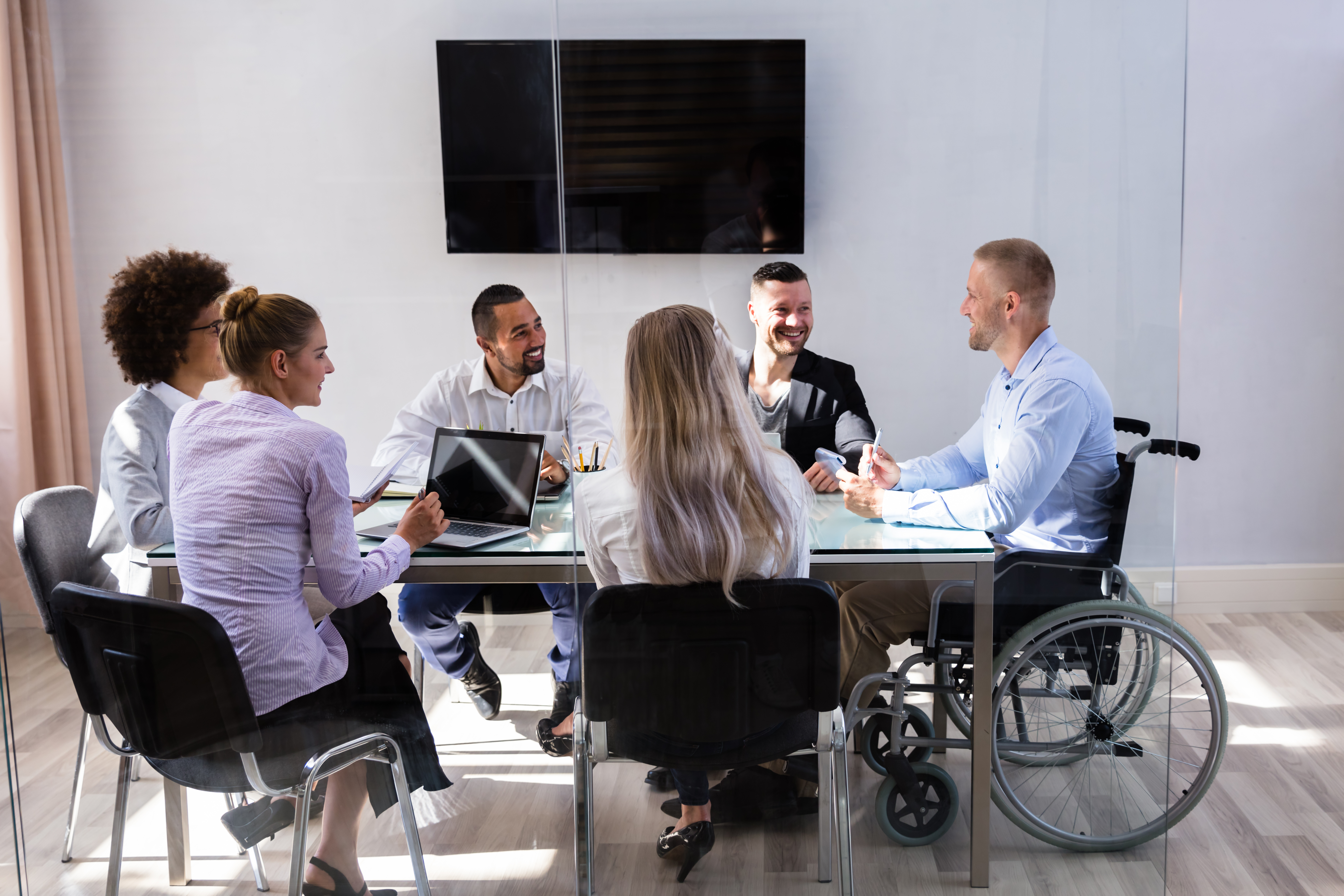 Many people with serious disabilities. Офис для инвалидов. Занятость инвалидов. Трудоустройство инвалидов. Инвалид работает.