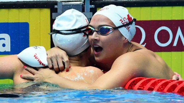 Kylie Masse (à droite) félicitée par sa coéquipière Taylor Ruck - Photo : Getty Images / Quinn Ronney