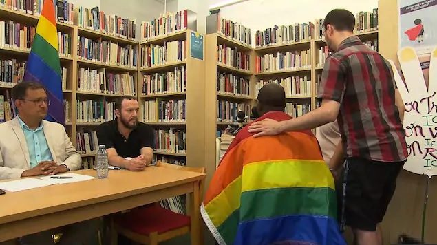 Conférence de presse du comité de soutien à Karim, le réfugié guinéen bisexuel qui risque l'expulsion du Canada - Radio Canada