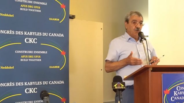 Le Dr Said Sadi, politicien algérien, fondateur et ancien président du Rassemblement pour la culture et la démocratie lors de la conférence donnée samedi dernier à Montréal à l'invitation du Congrès des Kabyles du Canada - Photo : capture écran Taddart nner/Youtube