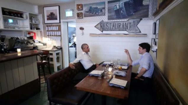 Après avoir donné une conférence à Montréal, l'ancien président américain Barack Obama rencontre le Premier ministre canadien, Justin Trudeau, dans un restaurant de la ville - Photo : Twitter/Justin Trudeau/2017
