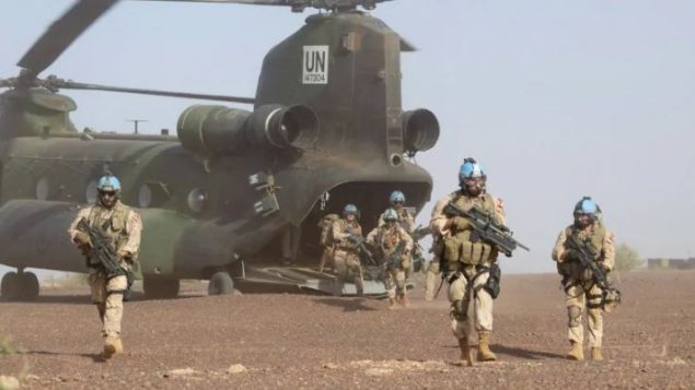 Des soldats canadiens et du personnel médical débarquent d'un hélicoptère Chinook lors d'un exercice sur la base des Nations Unies à Gao au Mali, le 22 déc. 2018 - Photo : La Presse Canadienne / Adrian Wyld