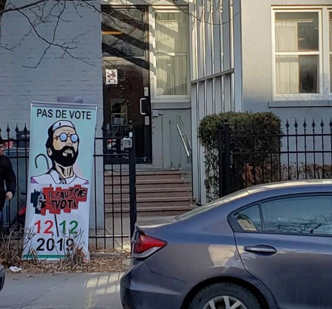 Chaque samedi à l'entrée du Consulat d'Algérie à Montréal, les opposants à l'élection du 12 décembre plantent cette pancarte contre le vote - Facebook