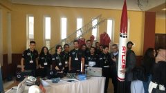 L'équipe de l'École nationale polytechnique d'El Harrach (Algérie) est arrivée première dans la compétition interuniversitaire algérienne en aéronautique qui s’est tenu les 16 et 17 décembre à l’université de Blida (Algérie) – Photo : Courtoisie