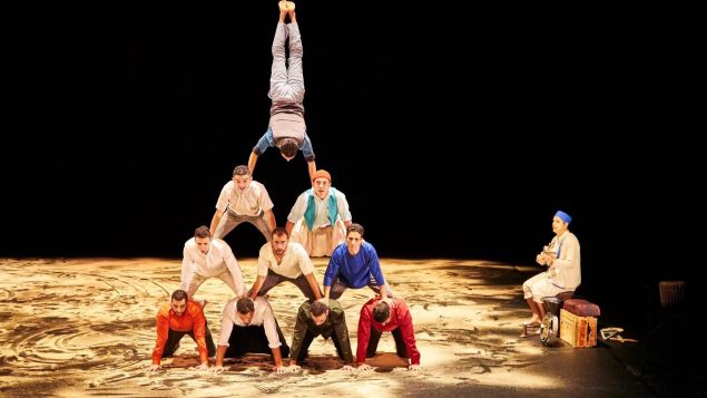 Halka, par le Groupe acrobatique de Tanger, réunit 14 acrobates sur scène - Photo : TOHU/Richard Haughton