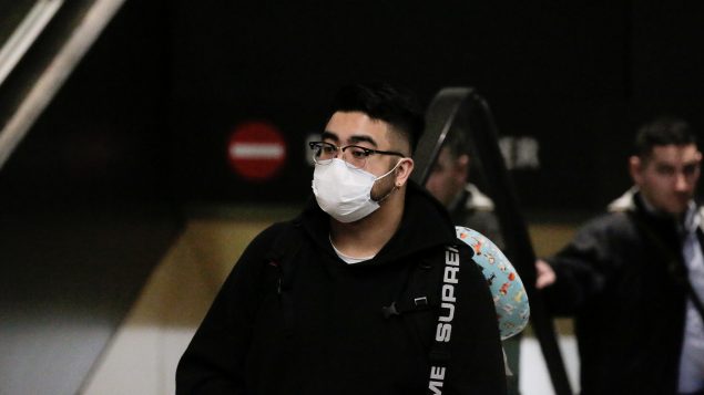 Un passager arrivé sur un vol direct de Chine à l'aéroport de Seattle (États-Unis), 23.01.2020 - Reuters/David Ryder