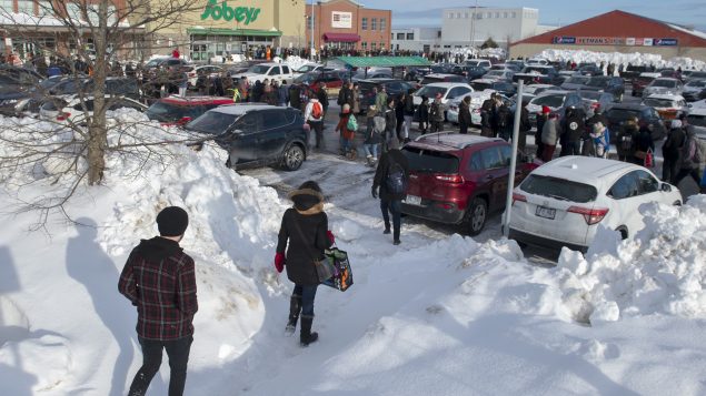 File d'attente devant un grand magasin d'épicerie à Saint-Jean de Terre-Neuve - La Presse Canadienne / Andrew Vaughn