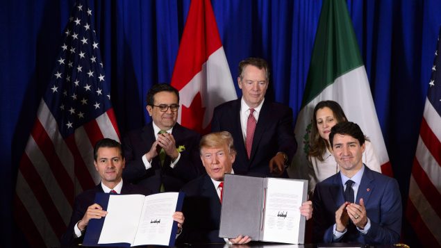 Assis de gauche à droite : l'ancien président méxicain Enrique Pena Nieto, Le président américain Donald Trump et le Premier ministre Canadien Justin Trudeau à la cérémonie de signature de l'Accord Canada-États-Unis-Mexique (ACEUM) à Buenos Aires en Argentine le 30 novembre 2018 - La Presse Canadienne / Sean Kilpatrick