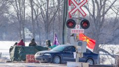 Barrage ferroviaire installé près de Belleville, en Ontario, en solidarité avec les chefs héréditaires Wet’suwet’en qui s’opposent au passage du gazoduc Coastal GasLink sur leur territoire dans le nord-ouest de la Colombie-Britannique - La Presse Canadienne / Lars Hagberg