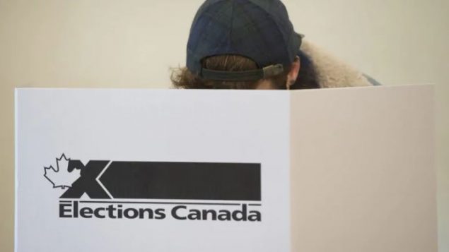En tout, un total de 28 cas « d’usurpation de l’identité d’Élections Canada ou de diffusion d’information inexacte qui auraient pu nuire à la capacité des électeurs de voter » ont été enregistrés mais sans tentative étrangère de perturbation – Photo : Graham Hughes / La Presse Canadienne