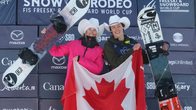 Laurie Blouin, médaillée d’or en slopestyle en compagnie de son compatriote Liam Brearley qui a raflé le bronze dans la même discipline chez les hommes - Calgary 16 Février 2020 – Photo : La Presse Canadienne / Dave Chidley