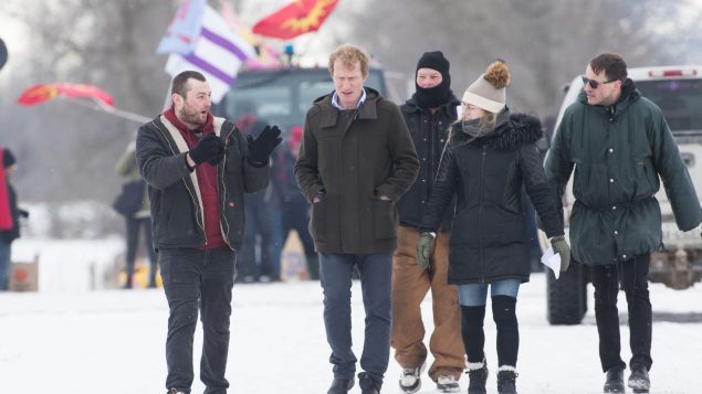 Marc Miller, ministre des Services aux autochtones, après sa rencontre samedi 15 février 2020 avec des manifestants mohawks de Tyendinaga en Ontario - Photo : La Presse Canadienne / Lars Hagberg