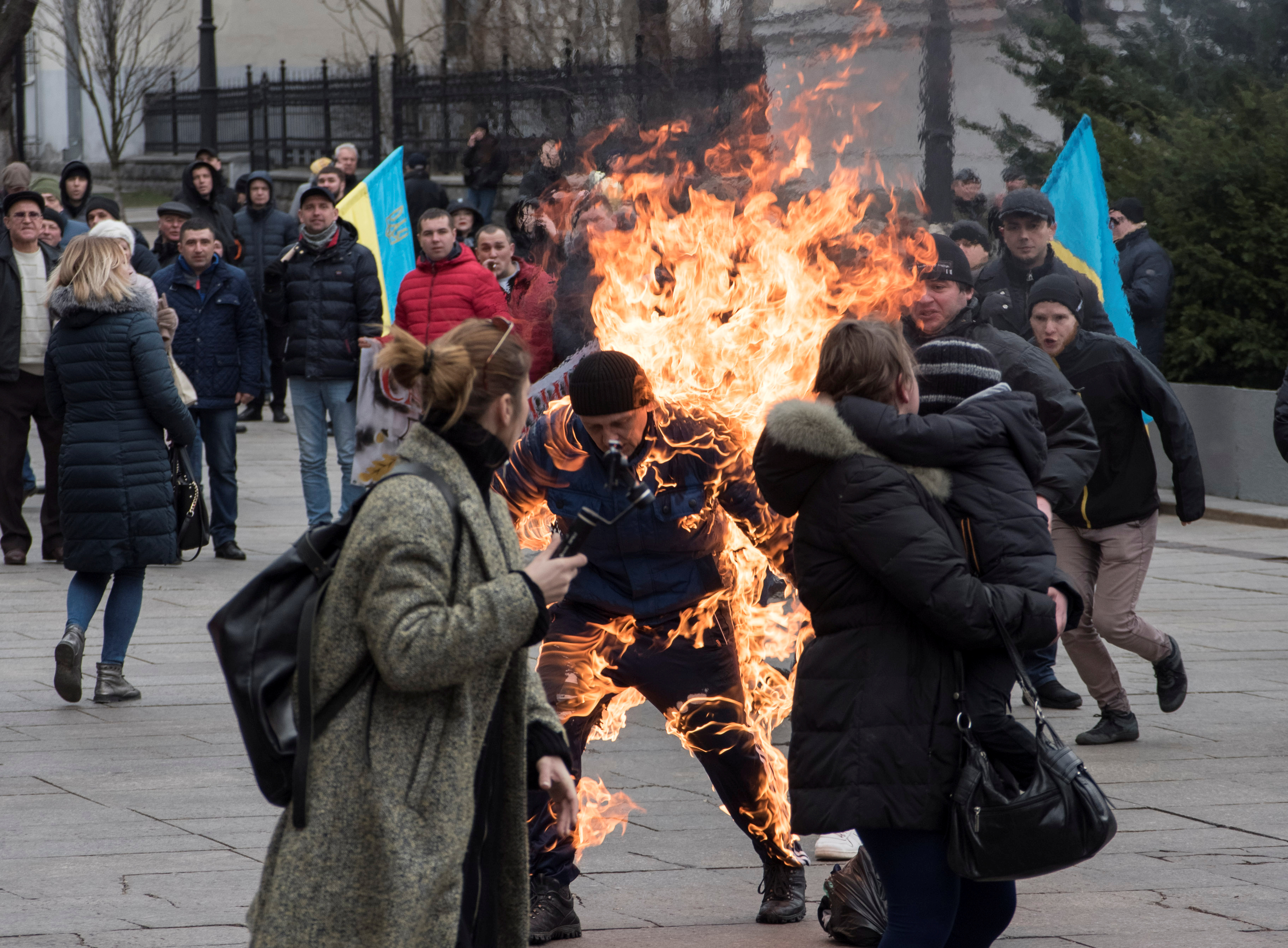 Les Héritiers De La Volonté Du Feu Un homme s’immole par le feu lors de protestations à Kiev – RCI | Français